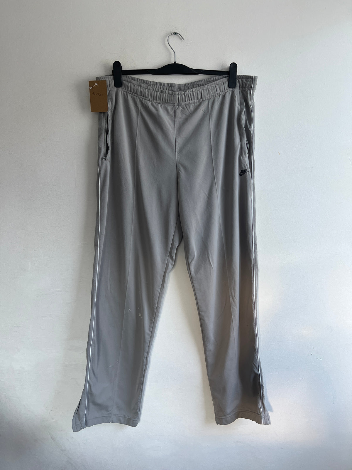 Buzo Nike Talla L/XL (detalles en la parte inferior con machas)