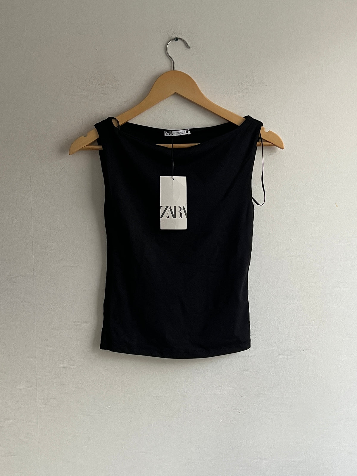 Polera Negra sin mangas Zara Talla M (NUEVA)